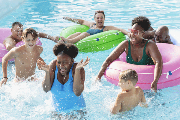 Grupo de personas nadando y disfrutando en una piscina